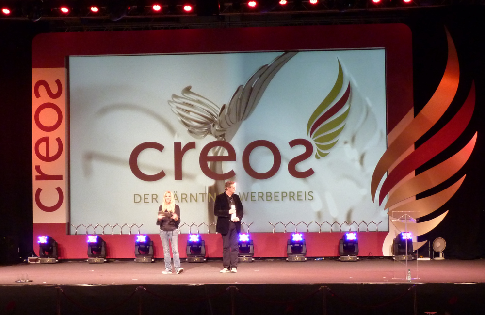 CREOS Werbepreis Bühnenkulisse mit Softedge Rückprojektion in der Messe Klagenfurt