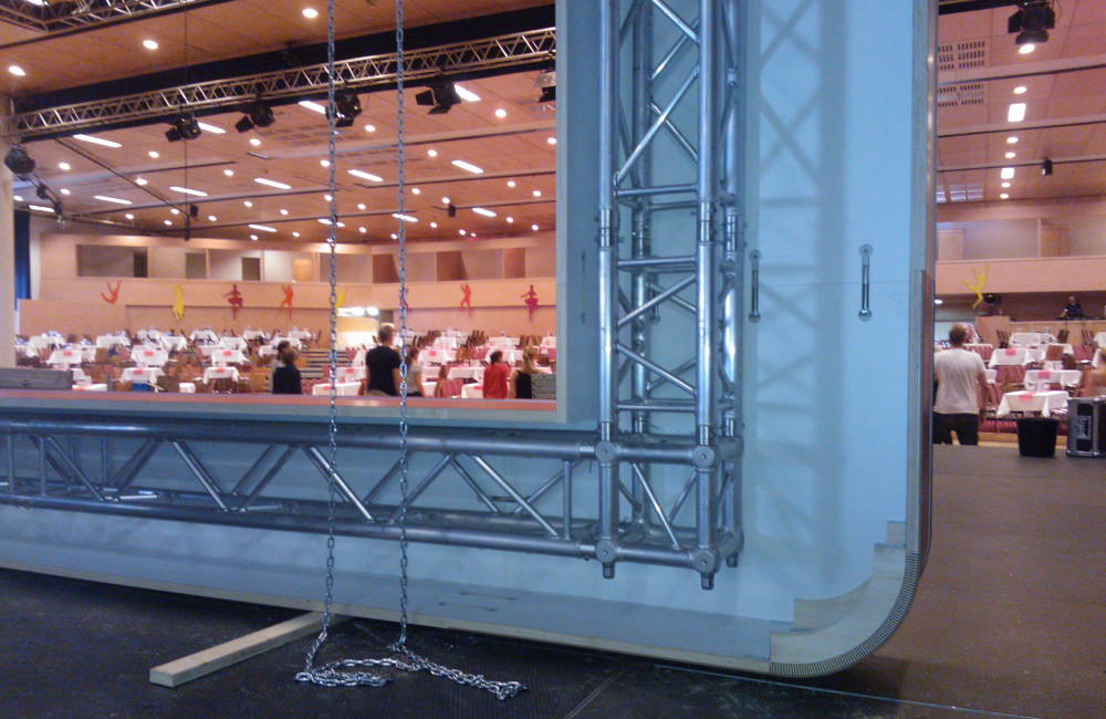 Bühnenkulisse mit tragendem Traversensystem beim Aufbau in der Messe Klagenfurt