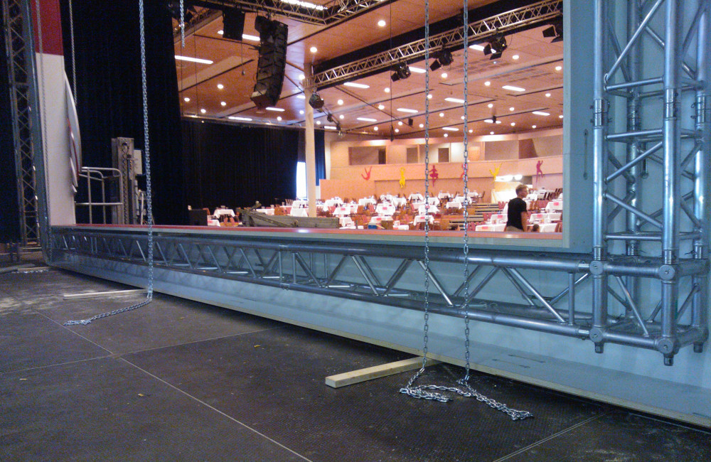 Bühnenkulisse mit tragendem Traversensystem beim Aufbau in der Messe Klagenfurt