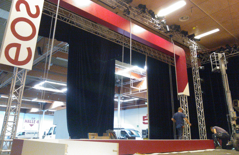 Bühnenkulisse mit tragendem Traversensystem beim Aufbau in der Messe Klagenfurt