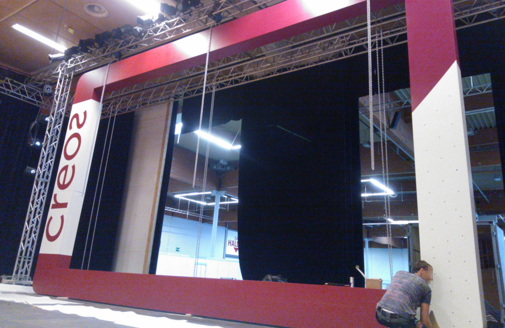 Bühnenkulisse mit tragendem Traversensystem beim Aufbau in der Messe Klagenfurt