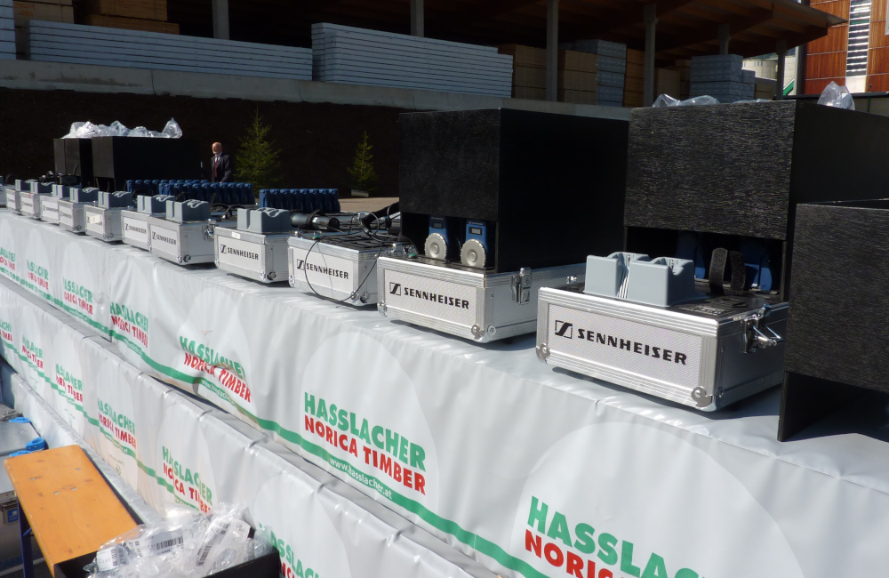 Flüsterkoffer für den mehrsprachigen Dolmetscheinsatz bei Holzbau Hasslacher Norica Timber Sachsenburg