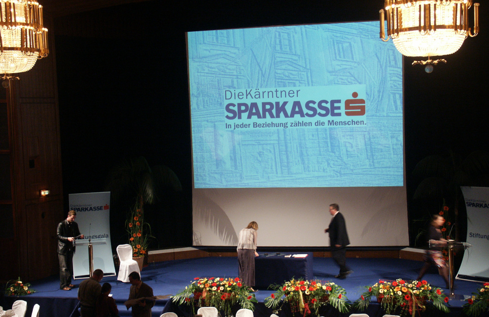 Bühne mit 2 Rednerpulten und Aufprojektionsleinwand in Klagenfurt Konzerthaus