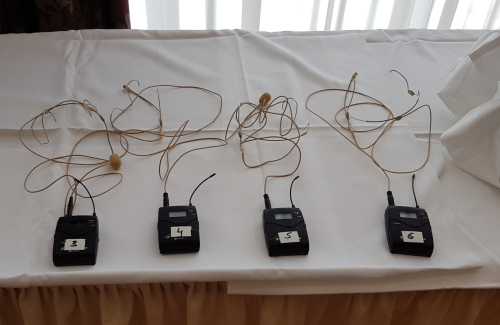 Sennheiser Funkmikrofon Beltpack Sender und HSP-4 Headsets in Klagenfurt Seminarhotel