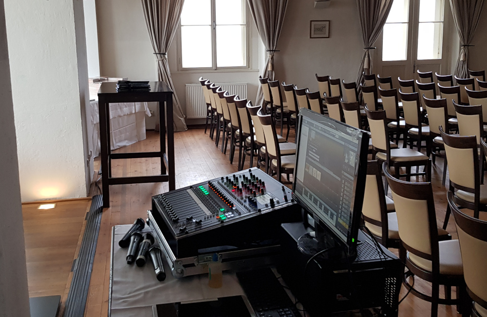 Soundcraft Tonmischpult und Medienserver am FoH in Klagenfurt Schloss Maria Loretto