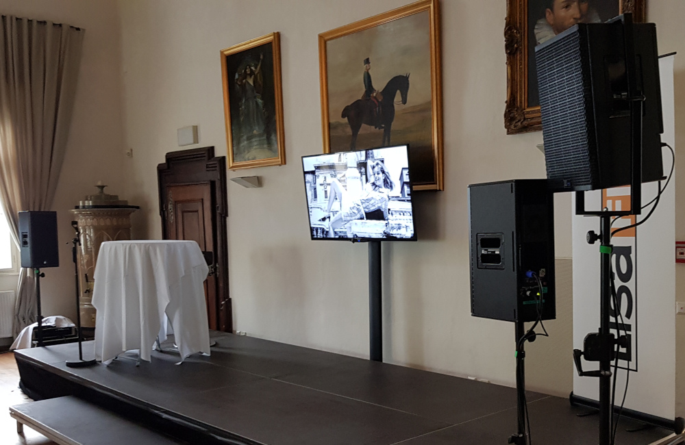 Bühne, Flat-TV auf SMS Stativ, Meyer Sound UPA-1P und UPJ-1P auf K&M Stativen in Klagenfurt Schloss Maria Loretto