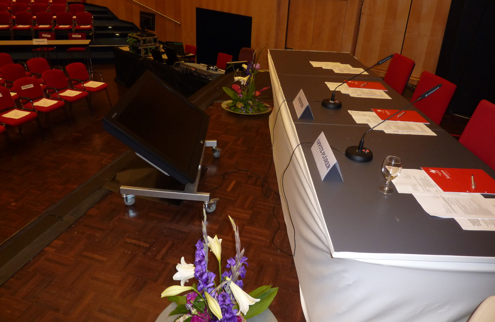 Podium, Vorschaumonitor und Sennheiser Schwanenhals Mikrofone im Congress-Center Villach