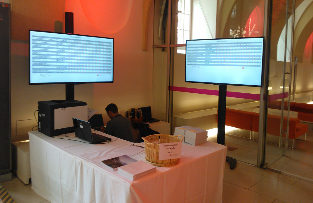 2 Flat-TV auf SMS Stativen im Museumsquartier Wien