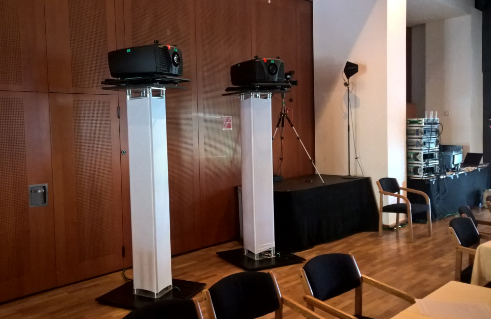 BARCO Beamer auf Traversen Stativen, SONY Videokamera, Sennheiser Richtantenne im CCW Congress Center Wörthersee Pörtschach