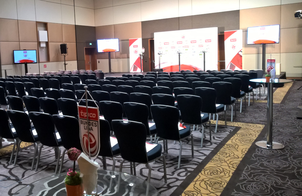 Bundesliga Pressekonferenz Bühne, Flat-TVs, SMS Stativen, Bühnenbeleuchtung in Wien im Hotel Hilton Vienna Danube Waterfront