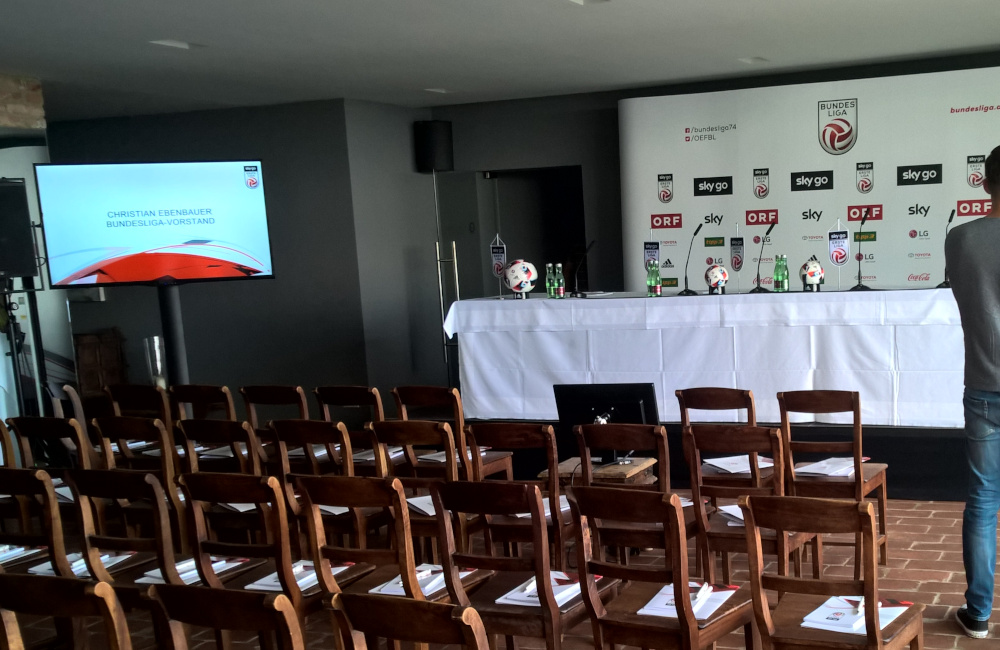 Bundesliga Pressekonferenz Bühne, Podium, Tischmikrofone, Flat-TVs, Meyer Sound PA in Wien im Weingut am Reisenberg