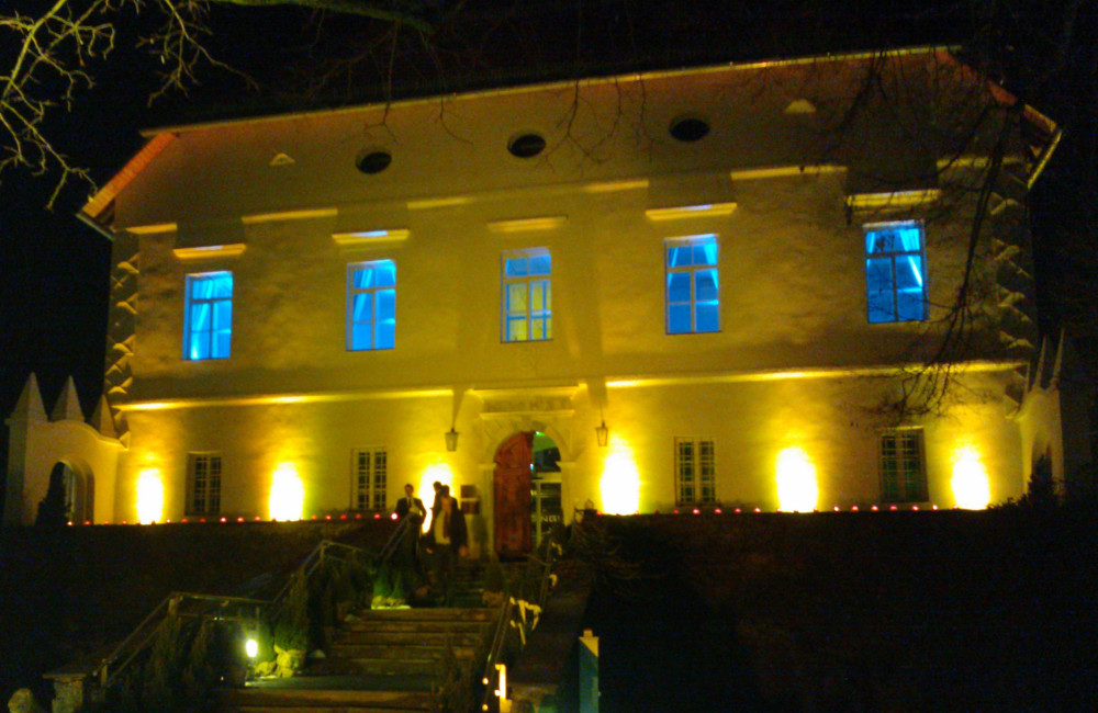 Indoor und Outdoor LED Ambientebeleuchtung Kärntner Sparkasse Loretto Klagenfurt