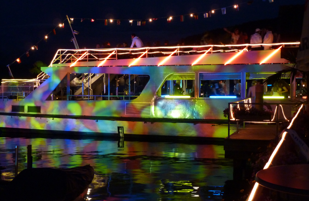 Beleuchtetes Schiff Gobo Projektion Lichterketten und Leuchtstäbe Kärntner Sparkasse Seespitz Krumpendorf am Wörthersee