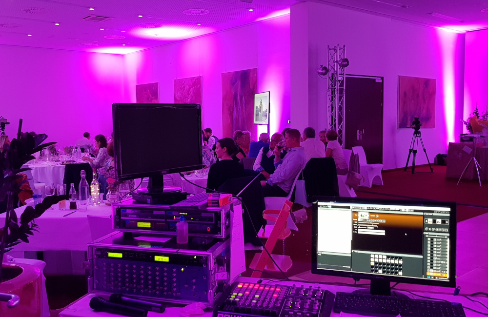 Ambientebeleuchtung, Meyer Sound Tontechnik, Videozuspielung und Bühnenbeleuchtung Hochzeitsfeier Seepark Hotel Klagenfurt