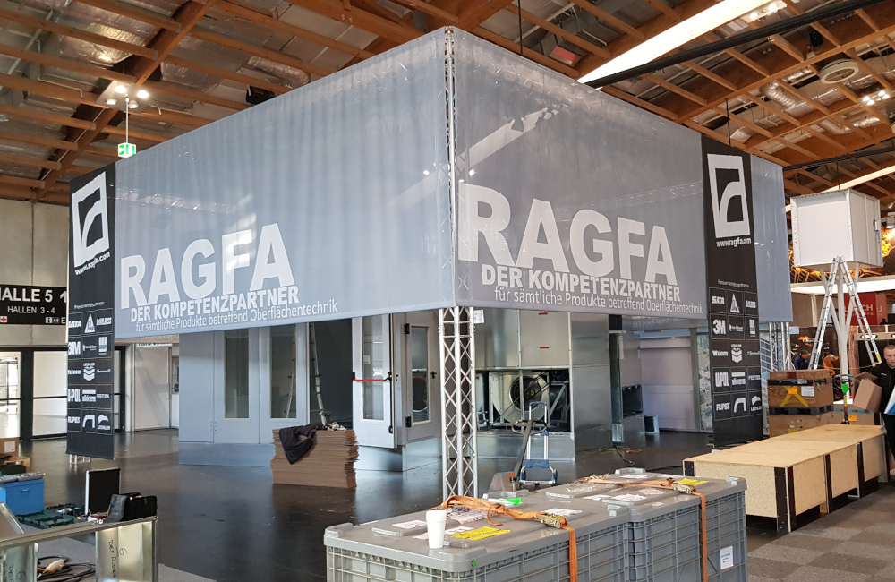 RAGFA Messestand, Traversensystem, Stromverkabelung, Beleuchtung und Banner in Salzburg auf der Messe AutoZum