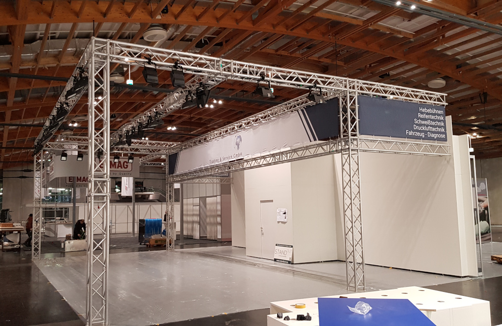 JAN Trading Messestand aus Traversen mit Beleuchtung, Stromverkabelung und Banner in Salzburg auf der Messe AutoZum