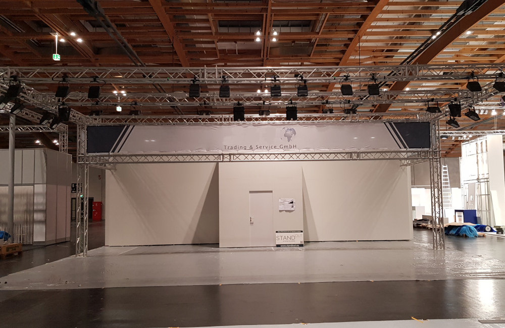 Frontansicht JAN Trading Messestand Traversen mit Beleuchtung, Stromverkabelung und Banner in Salzburg auf der Messe AutoZum