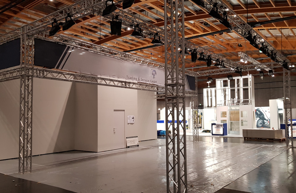 JAN Trading Messestand aus Traversen mit Beleuchtung, Stromverkabelung und Banner in Salzburg auf der Messe AutoZum