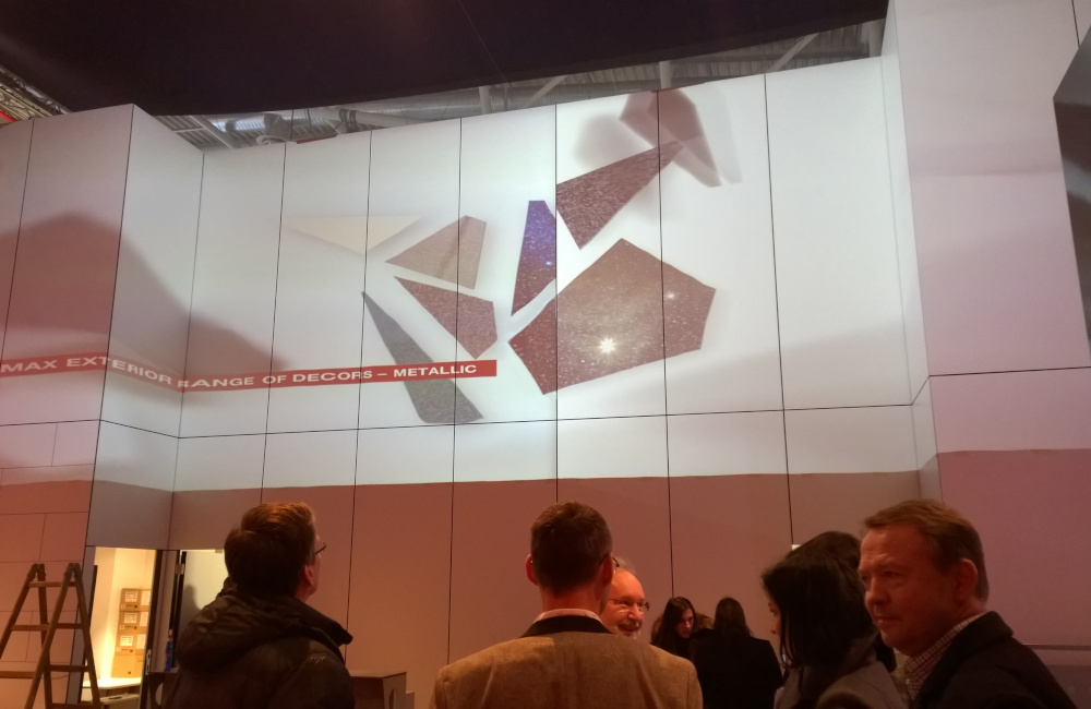 FunderMax Messestand auf der Messe BAU in München Projektion auf unebener Projektionsfläche