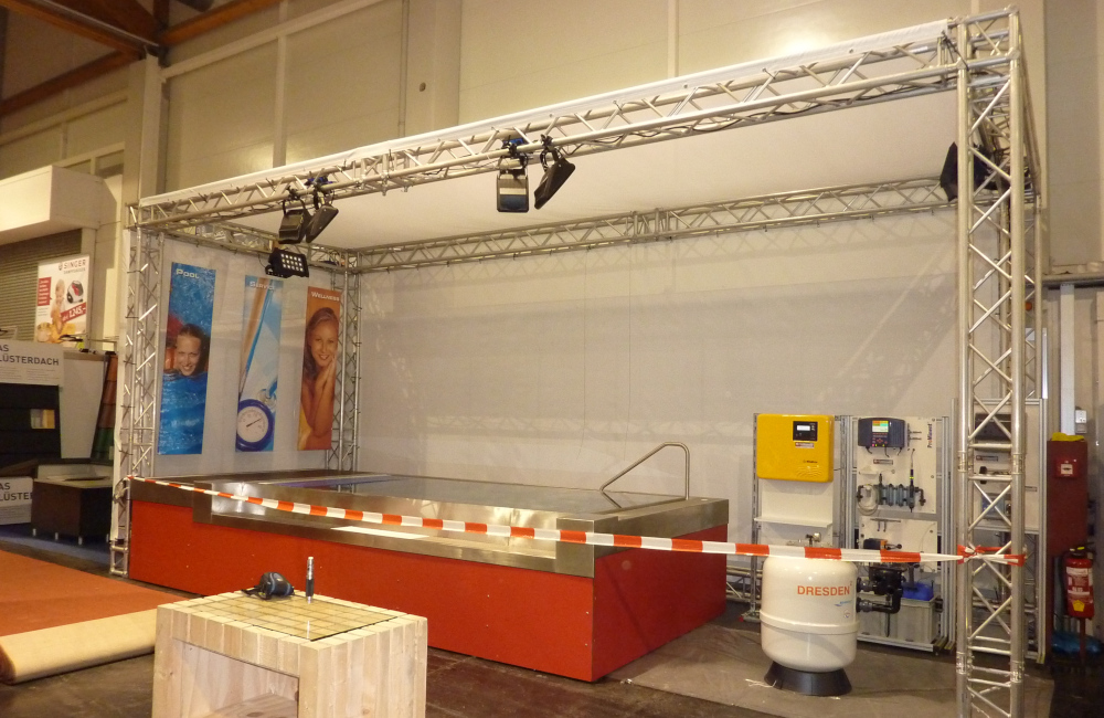 3-Tech Messestand auf der Häuslbauermesse Klagenfurt Traversenkonstruktion, HQI, LED Beleuchtung, Netzplanen