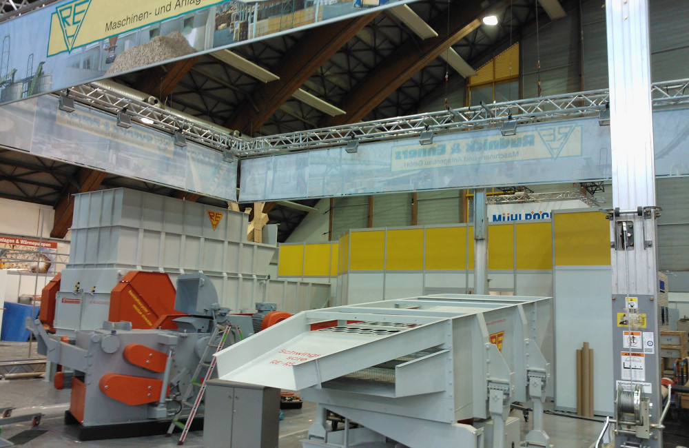 Rudnick & Enners Messestand auf der Holzmesse Klagenfurt, HQI Beleuchtung und Banner