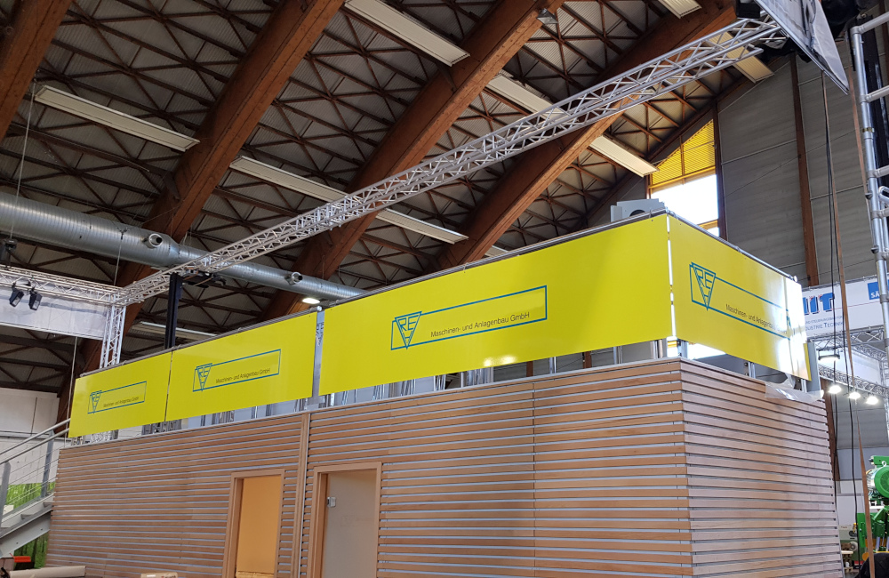 Rudnick & Enners Messestand auf der Holzmesse Klagenfurt, HQI Beleuchtung und Banner