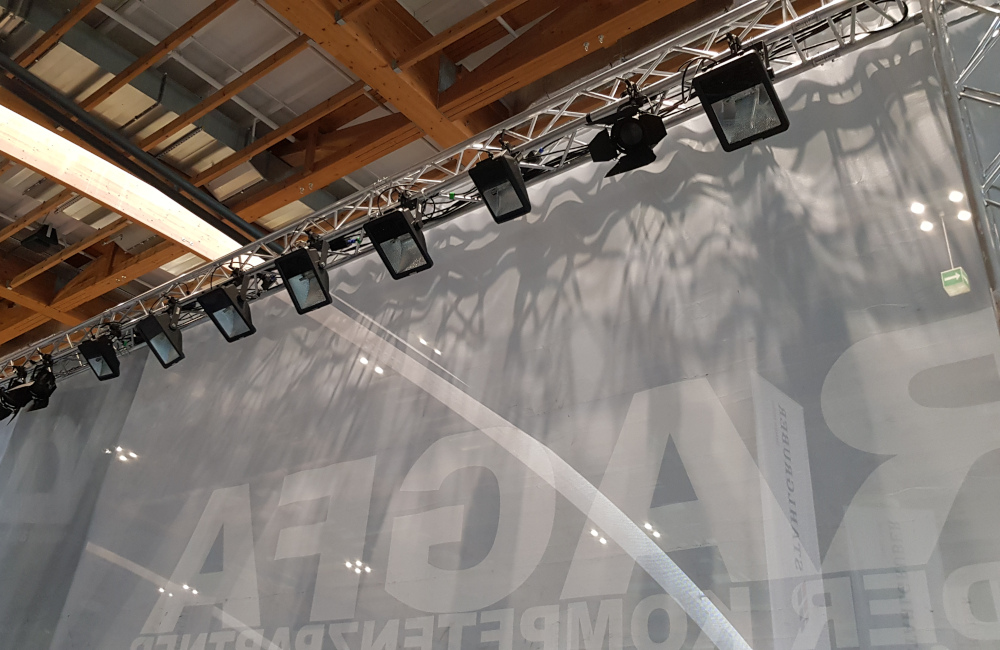 RAGFA Messestand auf der Messe AutoZum in Salzburg, Traversen und HQI Beleuchtung