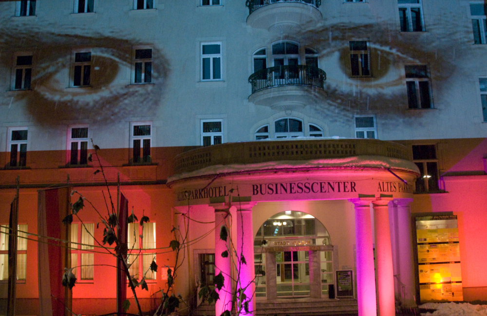 Softedge Fassadenprojektion und Ambientebeleuchtung Parkhotel in Villach