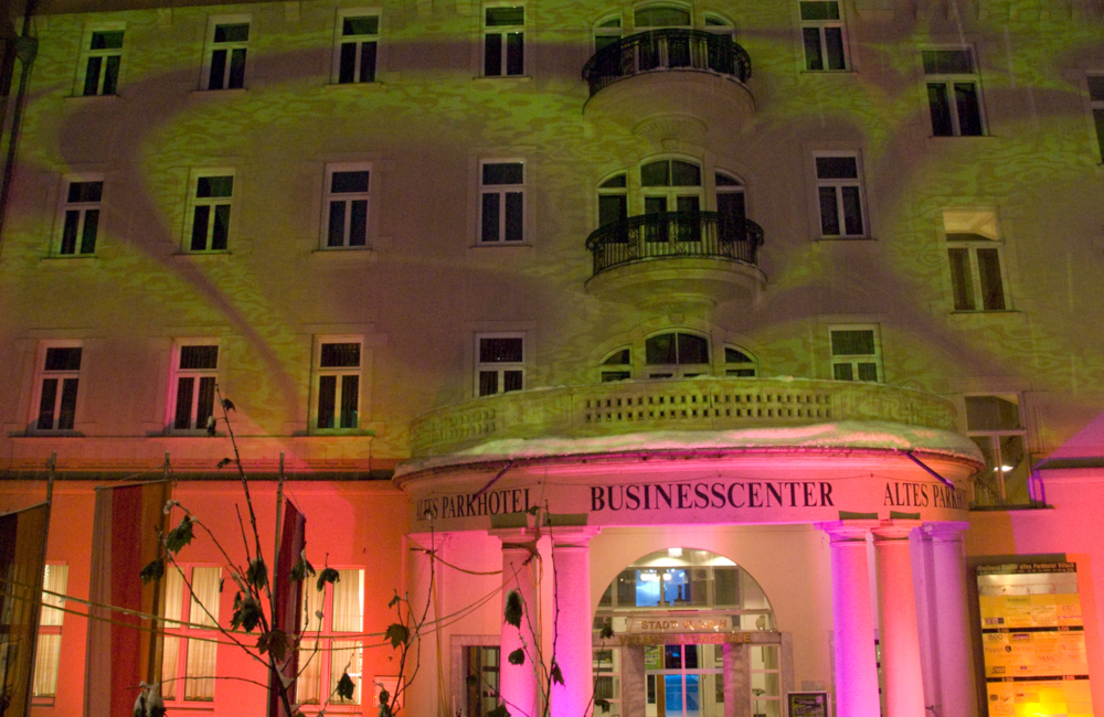 Softedge Fassadenprojektion und Ambientebeleuchtung Parkhotel in Villach