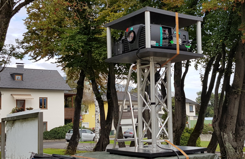 BARCO Beamer und Medienserver auf Traversen Stativ Villach