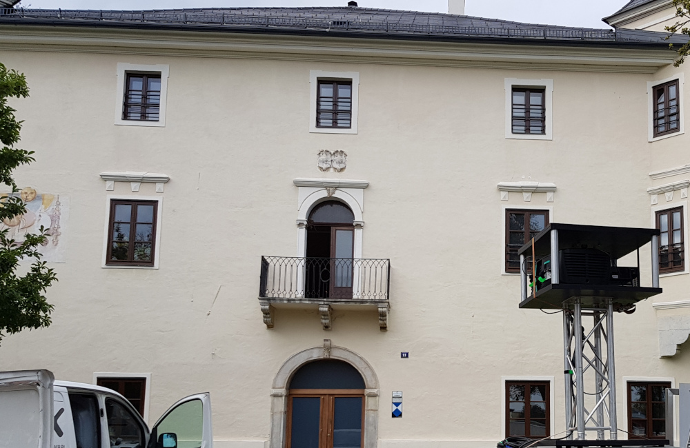 BARCO Beamer und Fassade Dinzschloss Villach