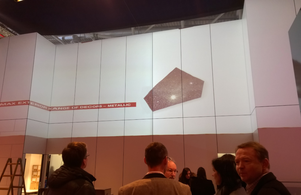 Video Mapping Projektion am Messestand auf unebener Projektionsfläche in München auf der Messe BAU