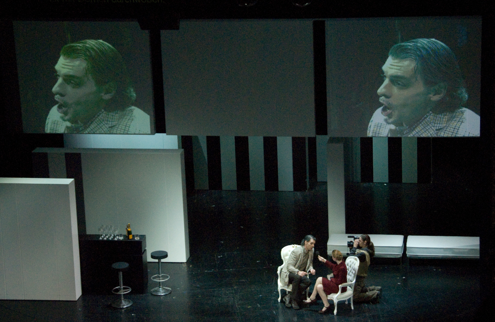 Videoprojektion auf Theaterkulissen für die Aufführung Krönung der Poppea im Stadttheater Klagenfurt