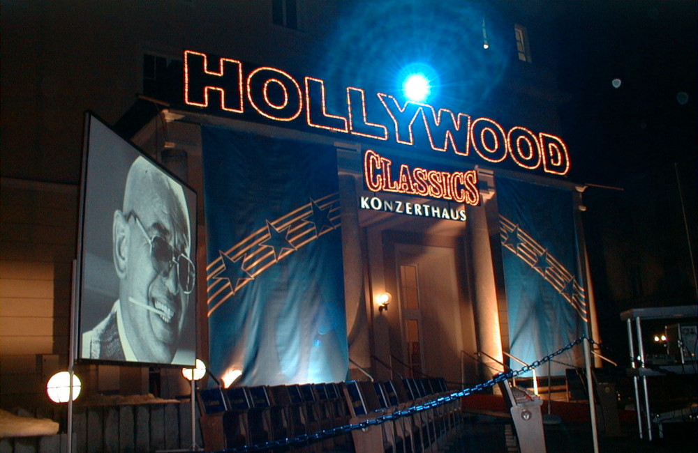 Hollywood Classics beleuchteter Schriftzug und Videoprojektion Konzerthaus Klagenfurt