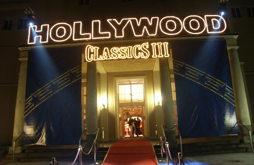 Hollywood Classics beleuchteter Schriftzug und Moving Head Beleuchtung im Eingangsbereich Konzerthaus Klagenfurt