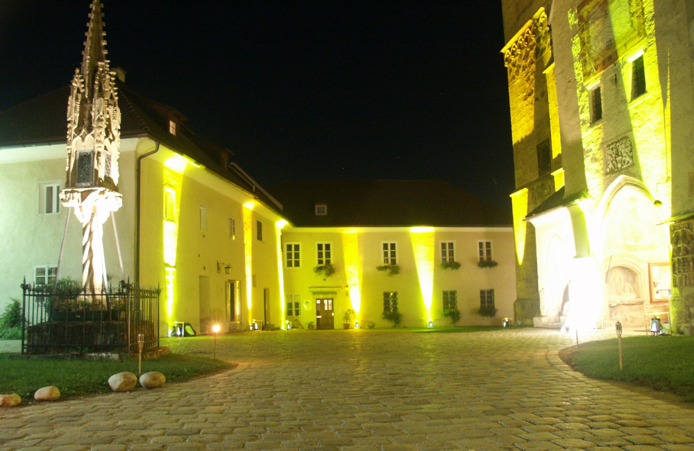 Lichtinstallation für Klassikkonzert in Maria Saal für den Aussenbereich des Kirchenareals