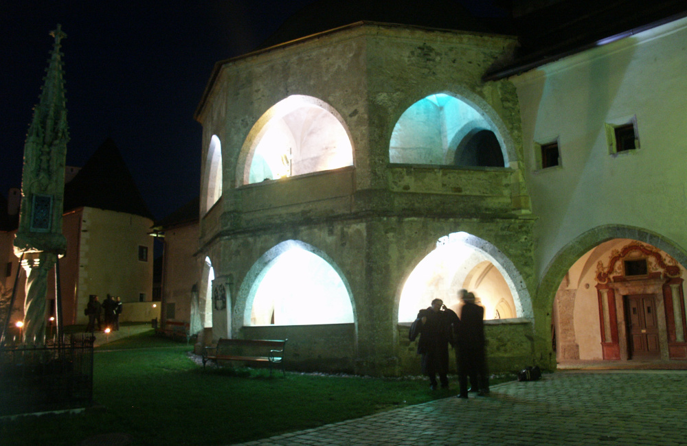 Lichtinstallation für Klassikkonzert in Maria Saal für den Aussenbereich des Kirchenareals