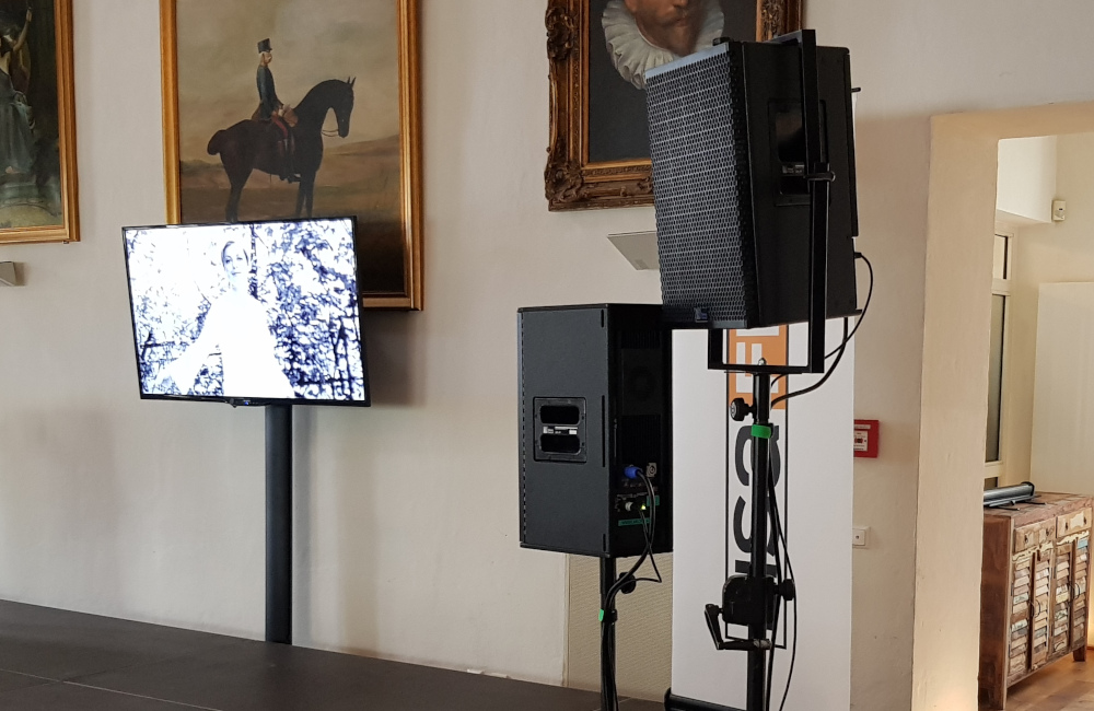 Meyer Sound Lautsprecher UPA-1P und UPJ-1P auf Stativen und Flat-TV auf SMS Stativ Schloss Loretto Klagenfurt Lisa Film