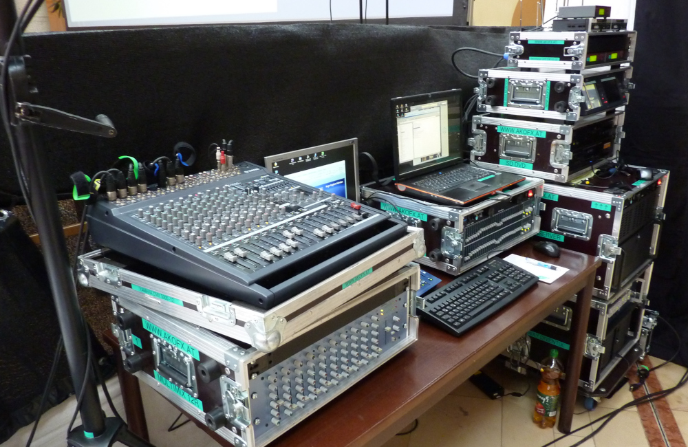 FoH Technik Platz mit Yamaha Tonmischpult, BSS EQ, Funkmikrofon und Medienserver im Krankenhaus Friesach