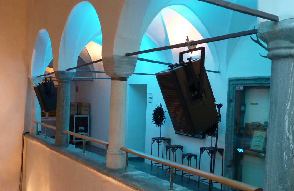 Meyer Sound Top Lautsprecher und Ambientebeleuchtung im Salzamt Klagenfurt