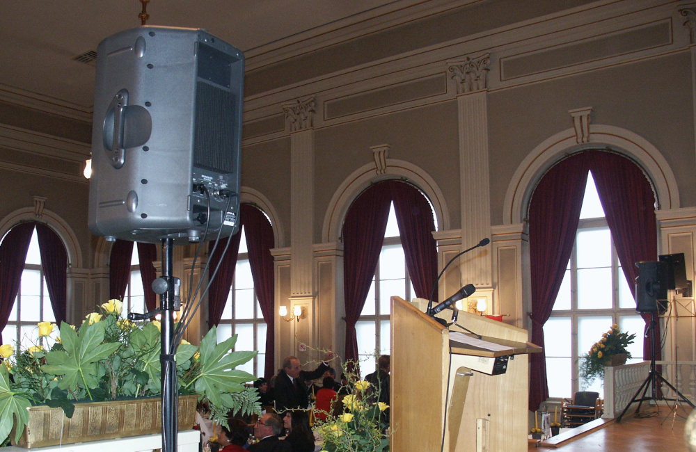 Konferenzbühne mit Lautsprechern auf Stativen und Rednerpult mit Mikrofonen für den Rotary Club in Wolfsberg