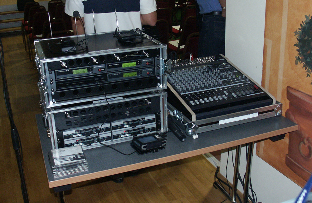 Yamaha Ton Mischpult mit Funkmikrofon Empfängern am FoH Technikplatz für Lifeligt Salzburg
