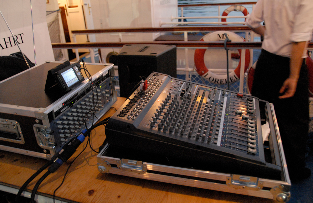 Yamaha Ton Mischpult, Funkmikrofon Empfänger und Audio Zuspieler auf Wörthersee Schiff Lorelei