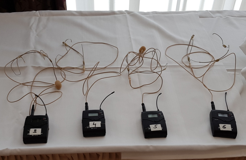 Sennheiser Funkmirofon Sender mit Headset HSP4 im Seminarhotel Sandwirth Klagenfurt
