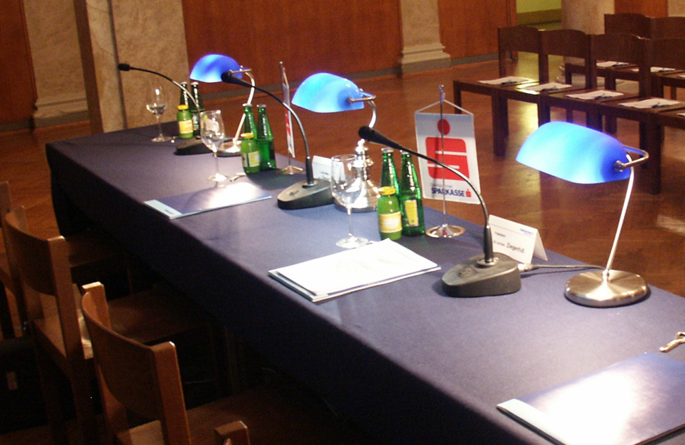 Schwanenhals Tischmikrofone auf Podium für die Kärntner Sparkasse im Konzerthaus Klagenfurt