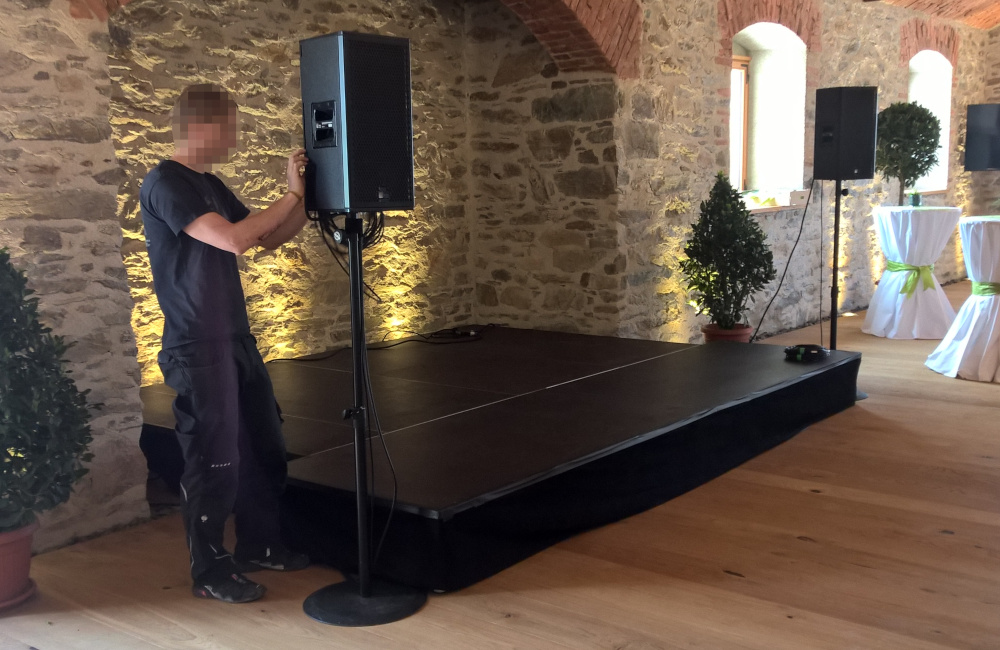 Bühne mit Abdeckung schwarz, 2 Meyer Sound UPJ-1P auf K&M Rundteller Stativen im Weingut Taggenbrunn bei St. Veit in Kärnten