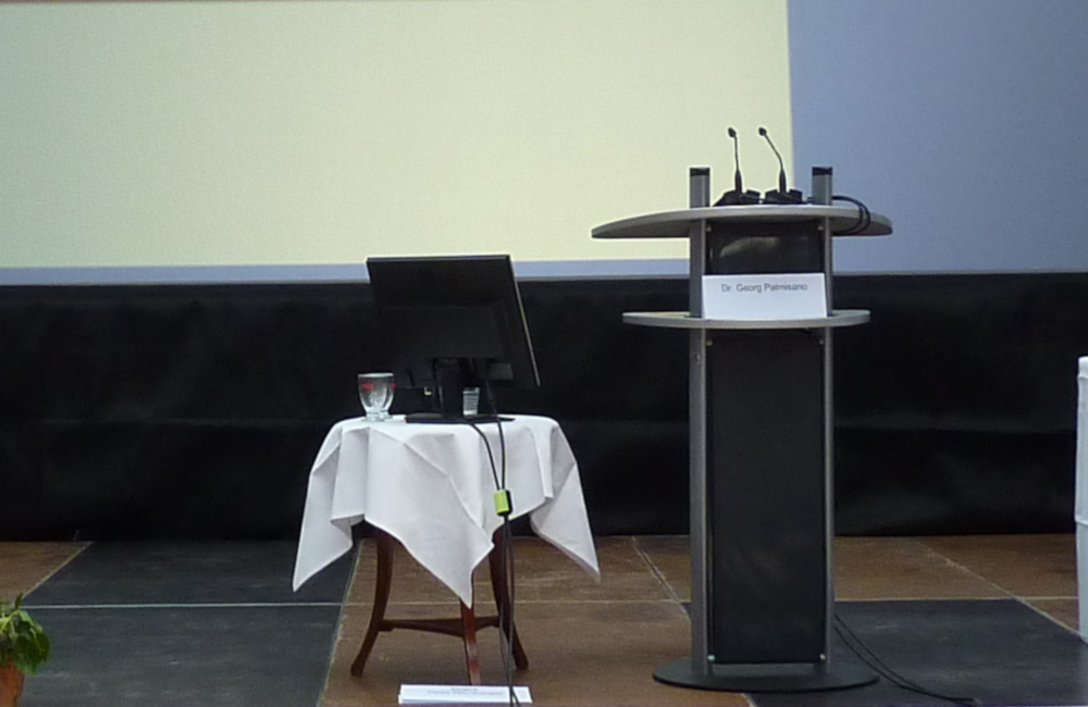 Rednerpult und Vorschaumonitor beim Hygienesymbosium im Krankenhaus Friesach Kärnten