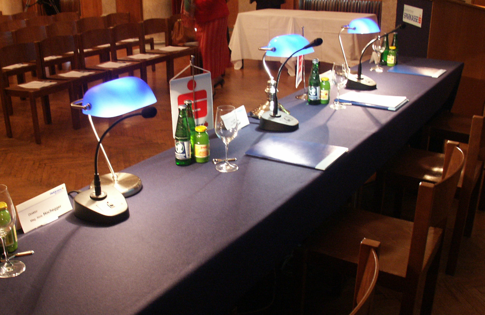 Podium mit Schwanenhals Tisch Mikrofonen für die Kärntner Sparkasse im Konzerthaus Klagenfurt