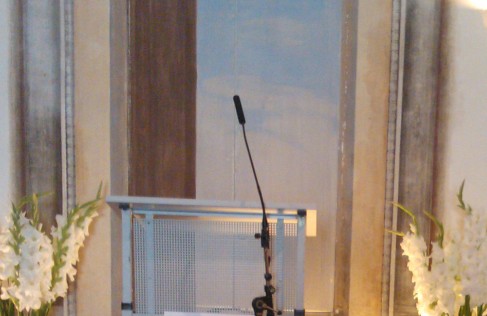 Rednerpult mit Sennheiser Schwanenhals Mikrofon auf Stativ bei den Carinthischen Dialogen in St. Urban
