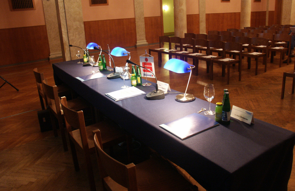 Tischpodium mit Schwanenhals Tischmikrofonen Kärntner Sparkasse im Konzerthaus Klagenfurt